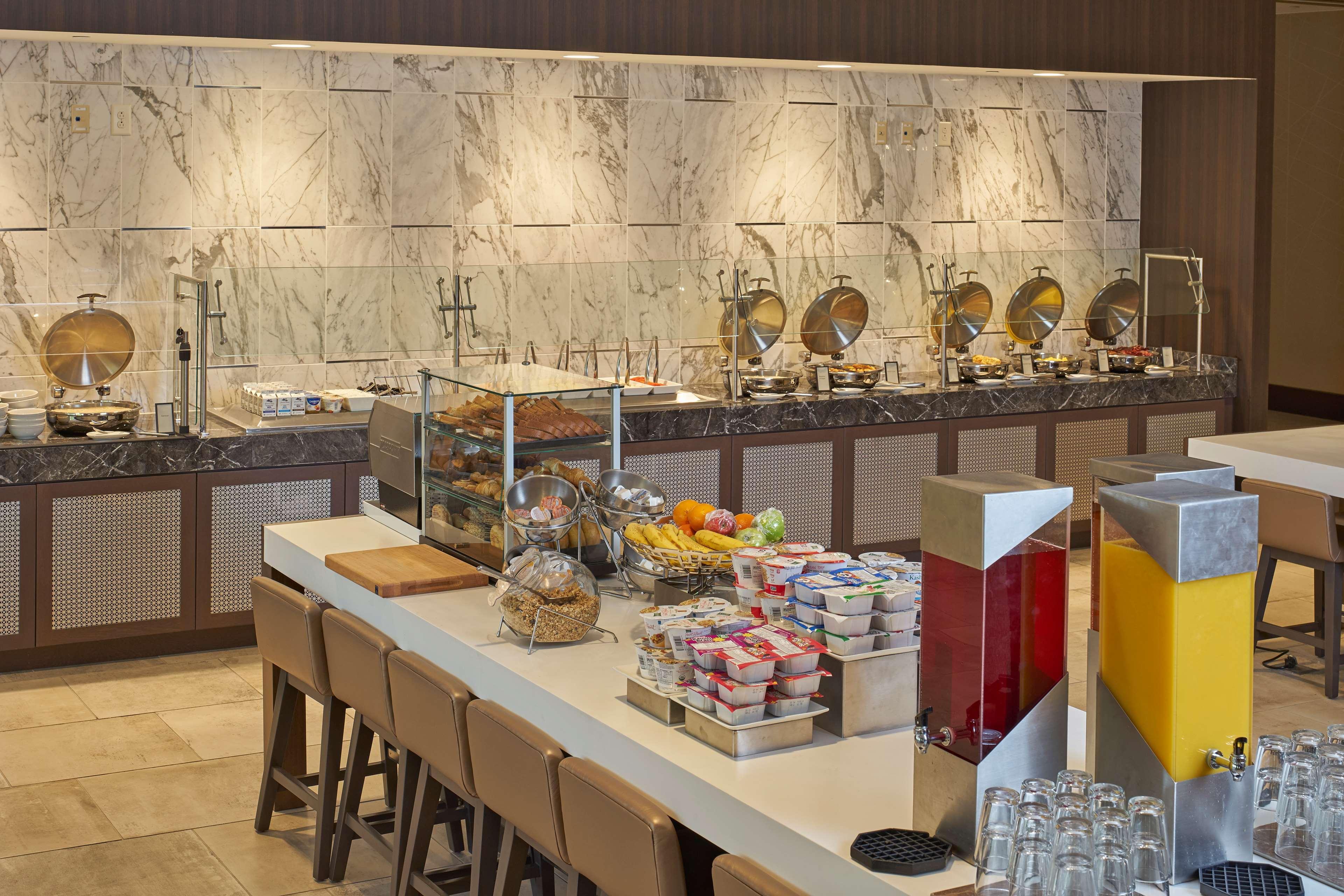 Hotel Hilton Raleigh North Hills Restaurante foto